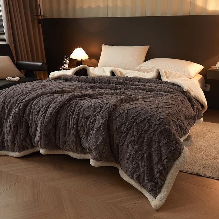 91家纺网 家纺一手货源 找家纺 澳梵家居 2024新款三层夹棉加厚塔肤绒毛毯-场景二 深灰-白