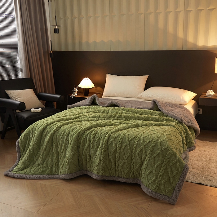 91家纺网 家纺一手货源 找家纺 澳梵家居 2024新款三层夹棉加厚塔肤绒毛毯-场景二 草绿-灰