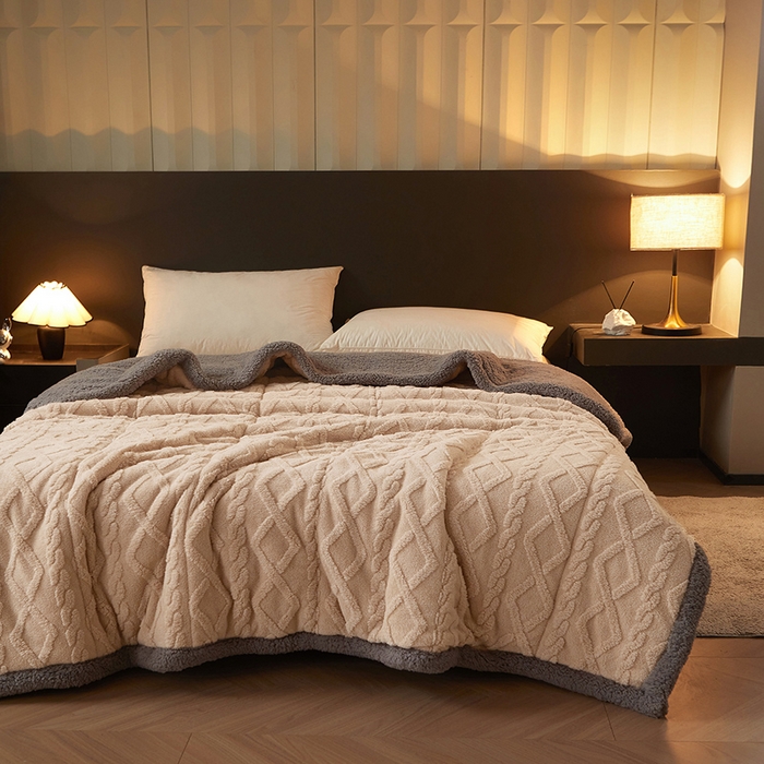 91家纺网 家纺一手货源 找家纺 澳梵家居 2024新款三层夹棉加厚塔肤绒毛毯-场景二 卡其灰