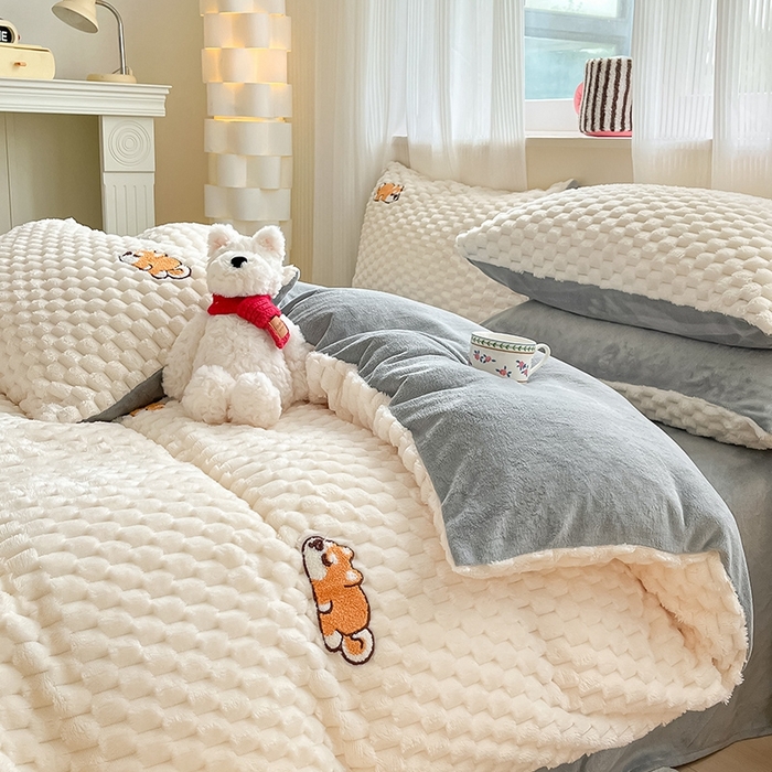 91家纺网 家纺一手货源 找家纺 澳梵家居 2024新款小清新豆豆绒牛奶绒毛巾绣四件套 懒懒阿柴-灰