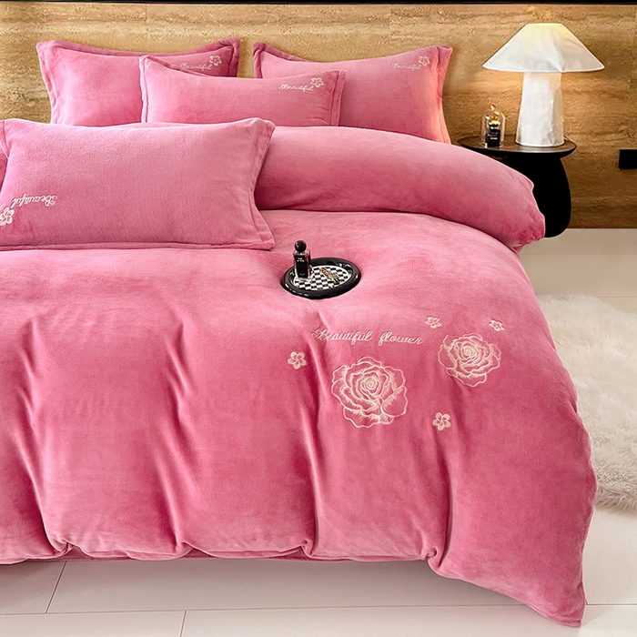 91家纺网 家纺一手货源 找家纺 梦舒羽 2025新款200克刺绣牛奶绒四件套珊瑚绒雪花绒床单款套件 玫瑰花园-粉