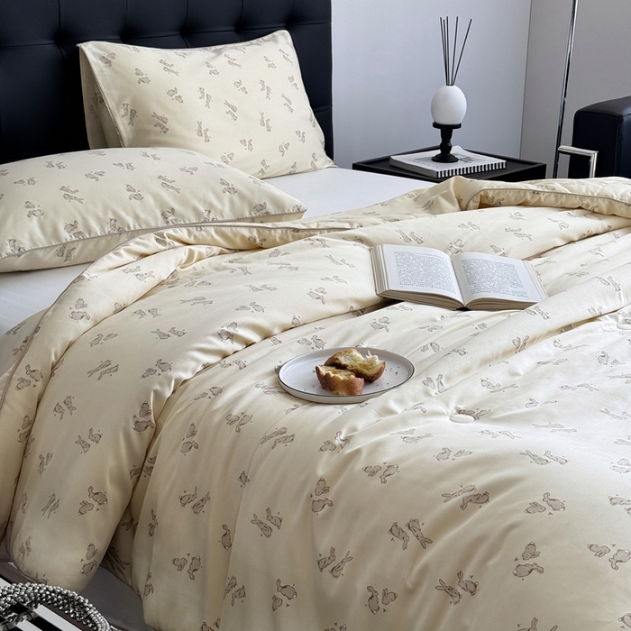 91家纺网 家纺一手货源 找家纺 汇庭 2024新品·雅棉春秋被系列--棚拍 小兔跳跳粉