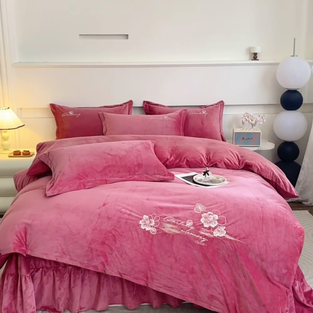 91家纺网 家纺一手货源 找家纺 2024新款母婴级花边床单款婴儿绒刺绣四件套 长相思-豆沙