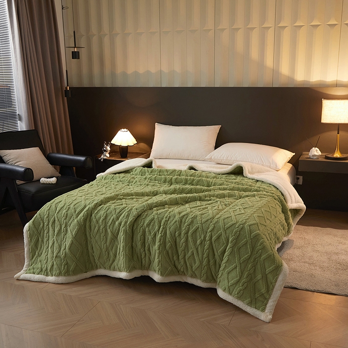 91家纺网 家纺一手货源 找家纺 澳梵家居 2024新款三层夹棉加厚塔肤绒毛毯-场景二 草绿-白