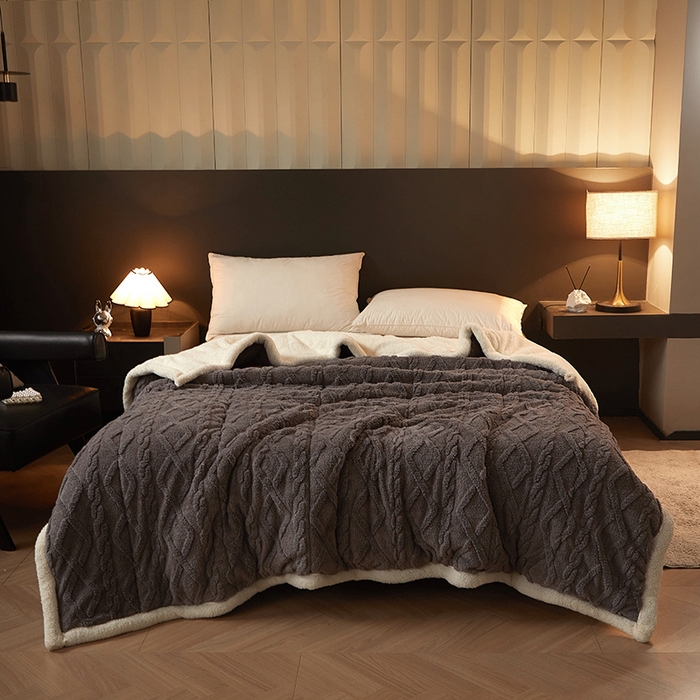 91家纺网 家纺一手货源 找家纺 澳梵家居 2024新款三层夹棉加厚塔肤绒毛毯-场景二 深灰-白