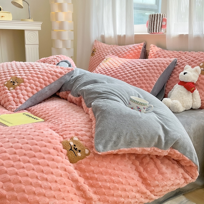 91家纺网 家纺一手货源 找家纺 澳梵家居 2024新款小清新豆豆绒牛奶绒毛巾绣四件套 趴趴熊-粉