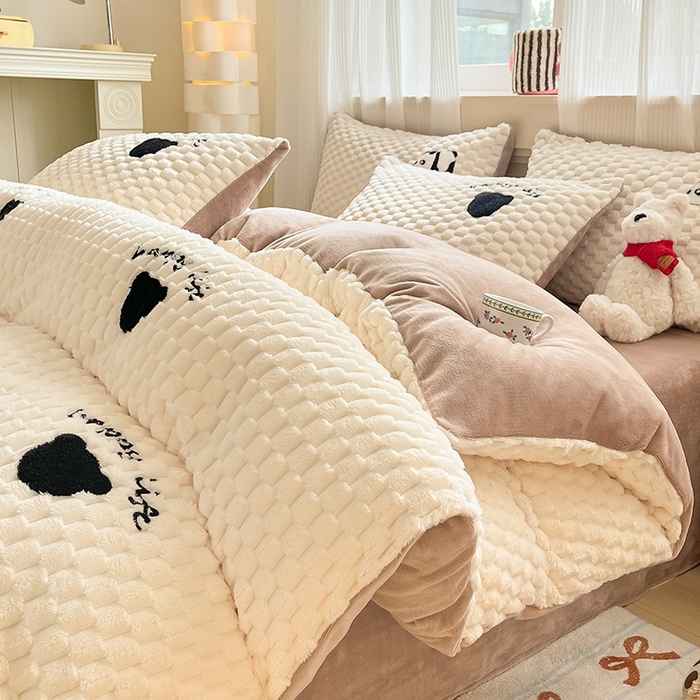 91家纺网 家纺一手货源 找家纺 澳梵家居 2024新款小清新豆豆绒牛奶绒毛巾绣四件套 熊头-卡其