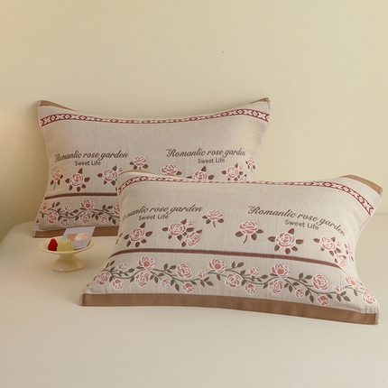 91家纺网 家纺一手货源 找家纺 悦然毛巾被 2024新款80支全棉6层纱色织提花交织枕巾 花香四溢粉