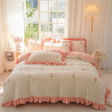 91家纺网 家纺一手货源 找家纺 眷恋家纺 2024新款牛奶绒花边郁金香花卉刺绣四件套 郁金香-奶昔白+浅粉