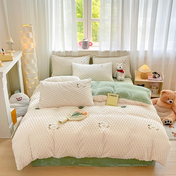 91家纺网 家纺一手货源 找家纺 澳梵家居 2024新款小清新豆豆绒牛奶绒毛巾绣四件套 小羊快跑-绿