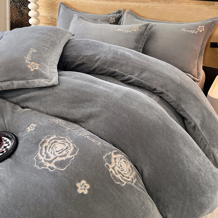 91家纺网 家纺一手货源 找家纺 梦舒羽 2025新款200克刺绣牛奶绒四件套珊瑚绒雪花绒床单款套件 玫瑰花园-灰