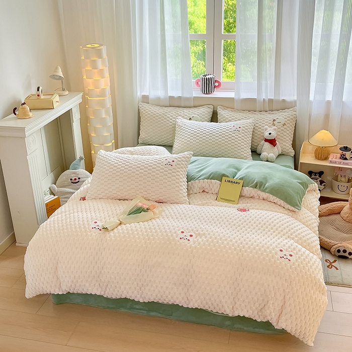 91家纺网 家纺一手货源 找家纺 澳梵家居 2024新款小清新豆豆绒牛奶绒毛巾绣四件套 快乐兔-绿