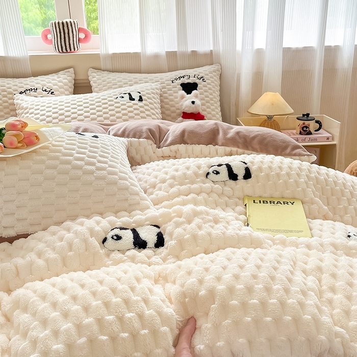 91家纺网 家纺一手货源 找家纺 澳梵家居 2024新款小清新豆豆绒牛奶绒毛巾绣四件套 小熊猫-卡其