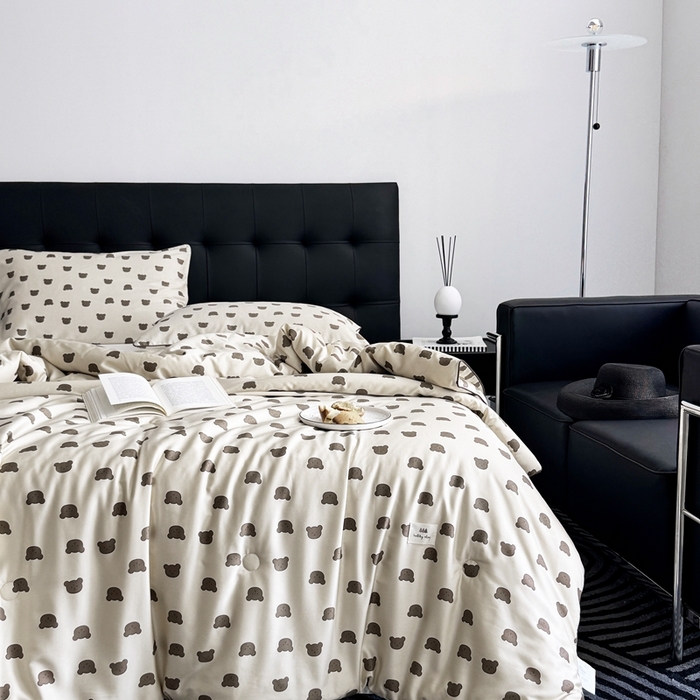 91家纺网 家纺一手货源 找家纺 汇庭 2024新品·雅棉春秋被系列--棚拍 摩卡小熊