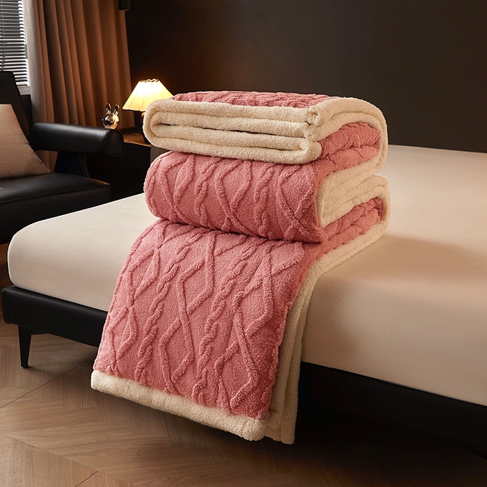 91家纺网 家纺一手货源 找家纺 澳梵家居 2024新款三层夹棉加厚塔肤绒毛毯-场景二 苏梅-白