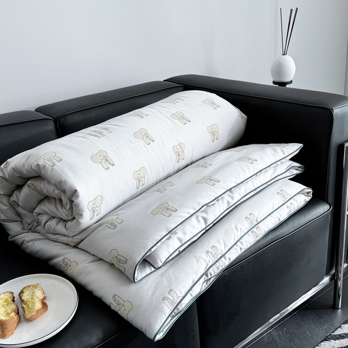 91家纺网 家纺一手货源 找家纺 汇庭 2024新品·雅棉春秋被系列--棚拍 多多象灰