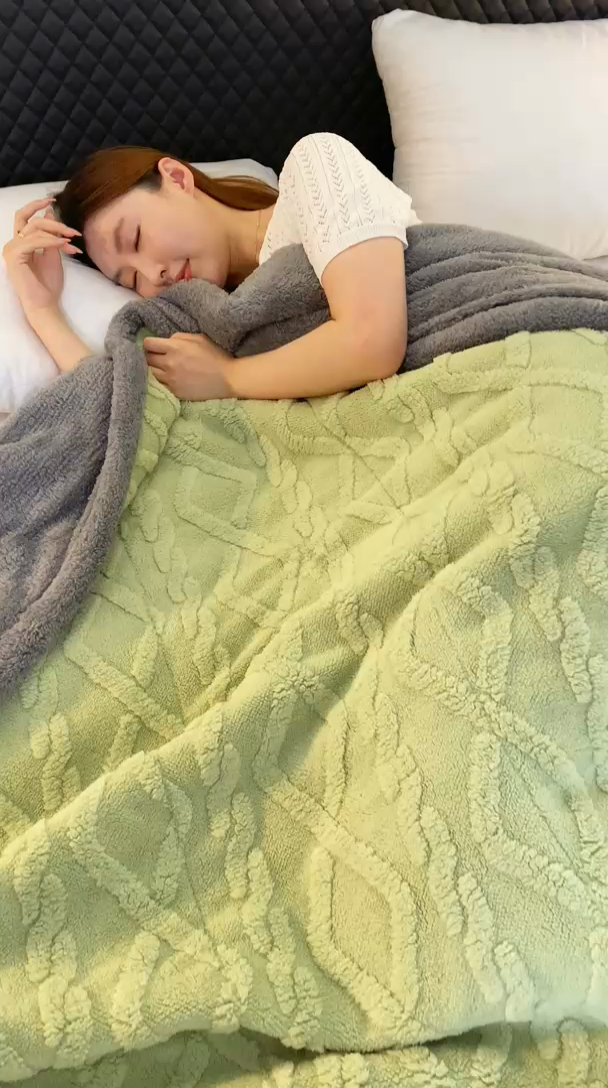 91家纺网 家纺一手货源 找家纺 澳梵家居 2024新款三层夹棉加厚塔肤绒毛毯-场景二 草绿-灰