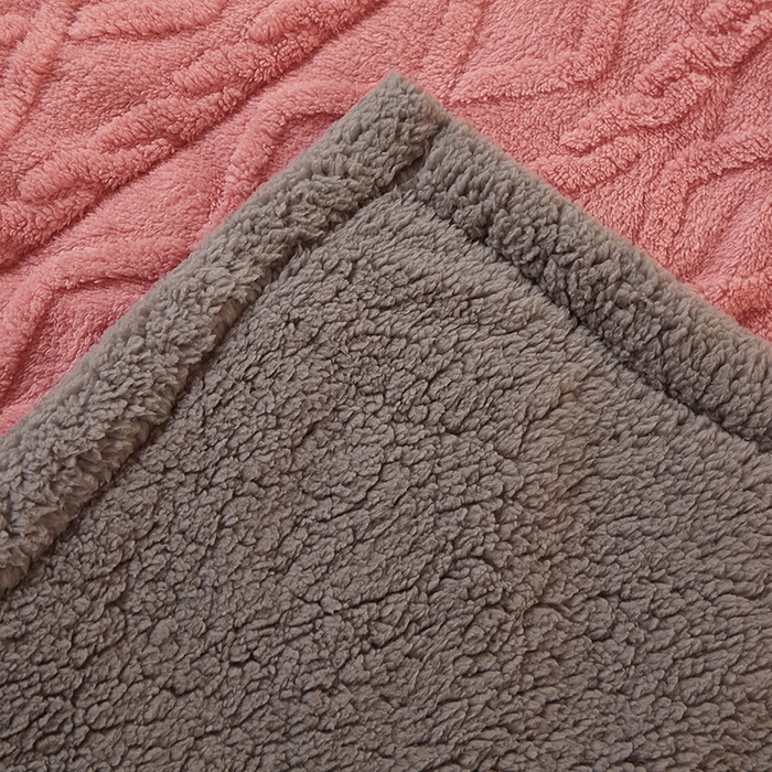 91家纺网 家纺一手货源 找家纺 澳梵家居 2024新款三层夹棉加厚塔肤绒毛毯-场景二 苏梅-灰
