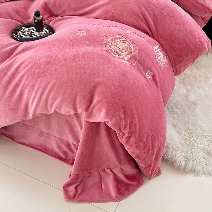 91家纺网 家纺一手货源 找家纺 梦舒羽 2025新款200克刺绣牛奶绒四件套珊瑚绒雪花绒床单款套件 玫瑰花园-粉