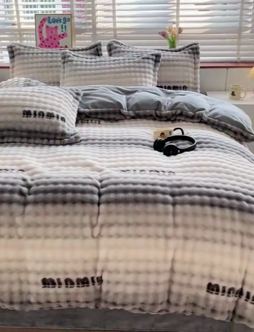 91家纺网 家纺一手货源 找家纺 宜家坊 2024新款牛奶绒泡泡印花四件套系列二 灰色空间