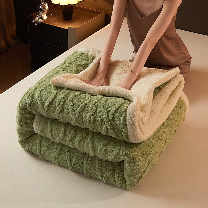 91家纺网 家纺一手货源 找家纺 澳梵家居 2024新款三层夹棉加厚塔肤绒毛毯-场景二 草绿-白