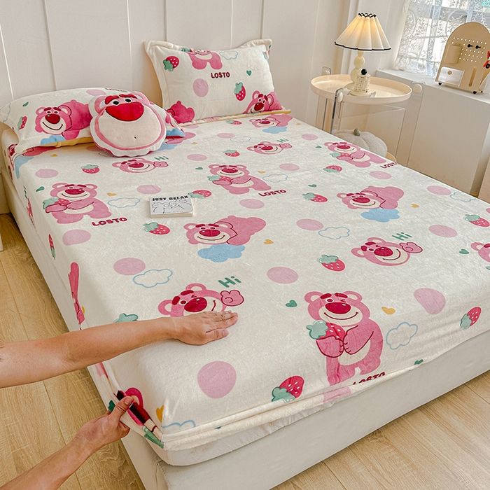 91家纺网 家纺一手货源 找家纺 卡普 2025新款牛奶绒印花单床笠 萌趣熊宝