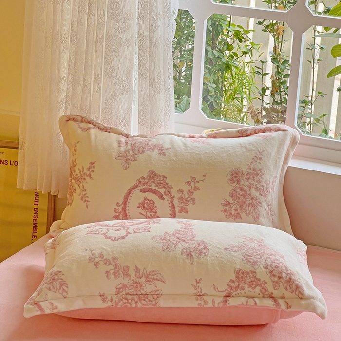 91家纺网 家纺一手货源 找家纺 卡普 2025新款牛奶绒印花单枕套 浪漫玫瑰