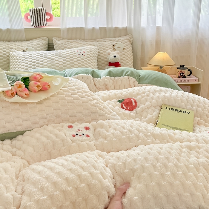 91家纺网 家纺一手货源 找家纺 澳梵家居 2024新款小清新豆豆绒牛奶绒毛巾绣四件套 快乐兔-绿