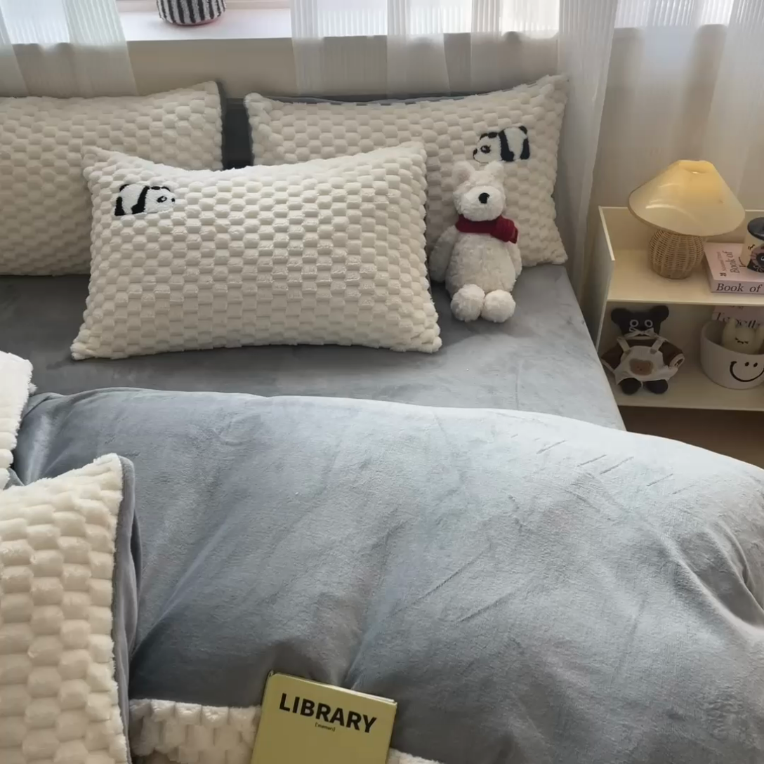 91家纺网 家纺一手货源 找家纺 （总）澳梵家居 2024新款小清新豆豆绒牛奶绒毛巾绣四件套