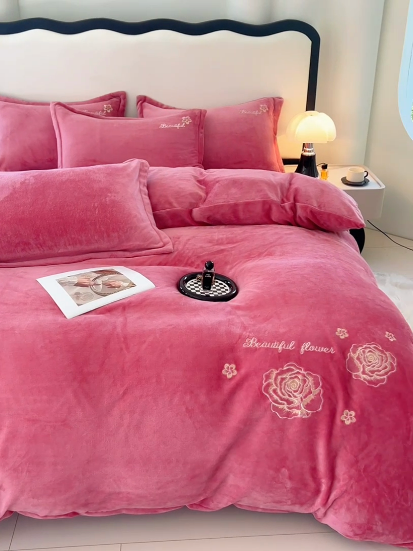 91家纺网 家纺一手货源 找家纺 梦舒羽 2025新款200克刺绣牛奶绒四件套珊瑚绒雪花绒床单款套件 玫瑰花园-粉