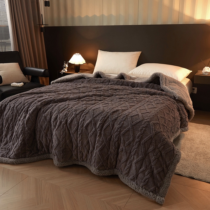 91家纺网 家纺一手货源 找家纺 澳梵家居 2024新款三层夹棉加厚塔肤绒毛毯-场景二 深灰-灰