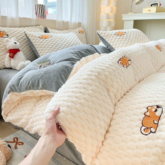 91家纺网 家纺一手货源 找家纺 澳梵家居 2024新款小清新豆豆绒牛奶绒毛巾绣四件套 懒懒阿柴-灰