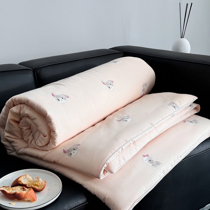 91家纺网 家纺一手货源 找家纺 汇庭 2024新品·雅棉春秋被系列--棚拍 美好小兔