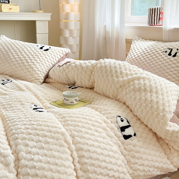 91家纺网 家纺一手货源 找家纺 澳梵家居 2024新款小清新豆豆绒牛奶绒毛巾绣四件套 小熊猫-卡其