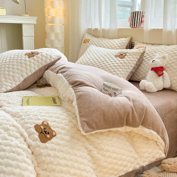 91家纺网 家纺一手货源 找家纺 澳梵家居 2024新款小清新豆豆绒牛奶绒毛巾绣四件套 趴趴熊-卡其