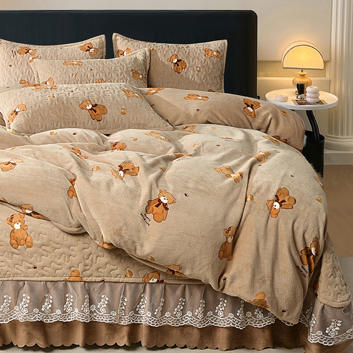 91家纺网 家纺一手货源 找家纺 2024新款亲肤牛奶绒夹棉床盖四件套 咖啡熊