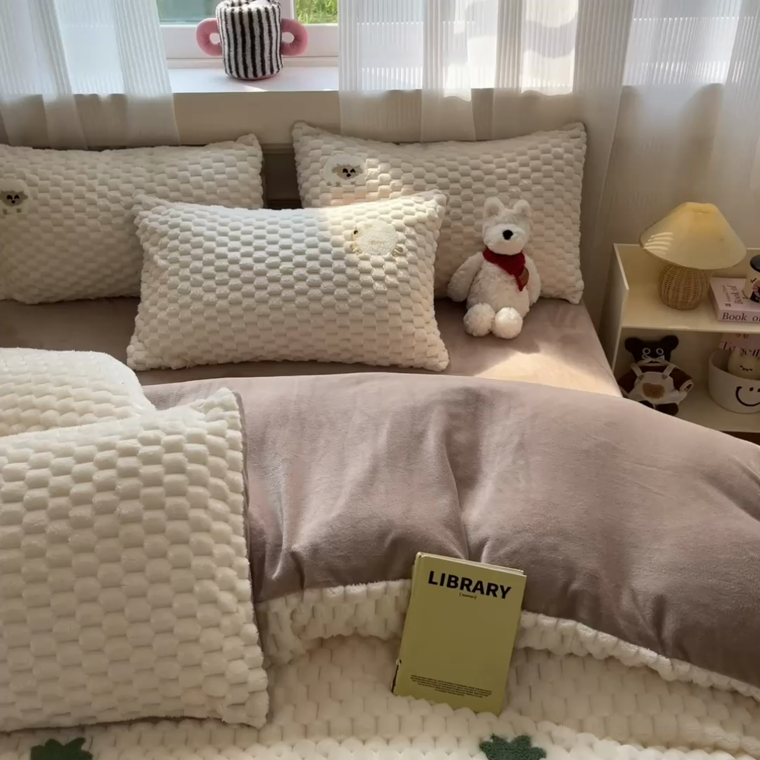 91家纺网 家纺一手货源 找家纺 澳梵家居 2024新款小清新豆豆绒牛奶绒毛巾绣四件套 小羊快跑-卡其