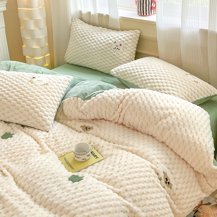 91家纺网 家纺一手货源 找家纺 澳梵家居 2024新款小清新豆豆绒牛奶绒毛巾绣四件套 小羊快跑-绿