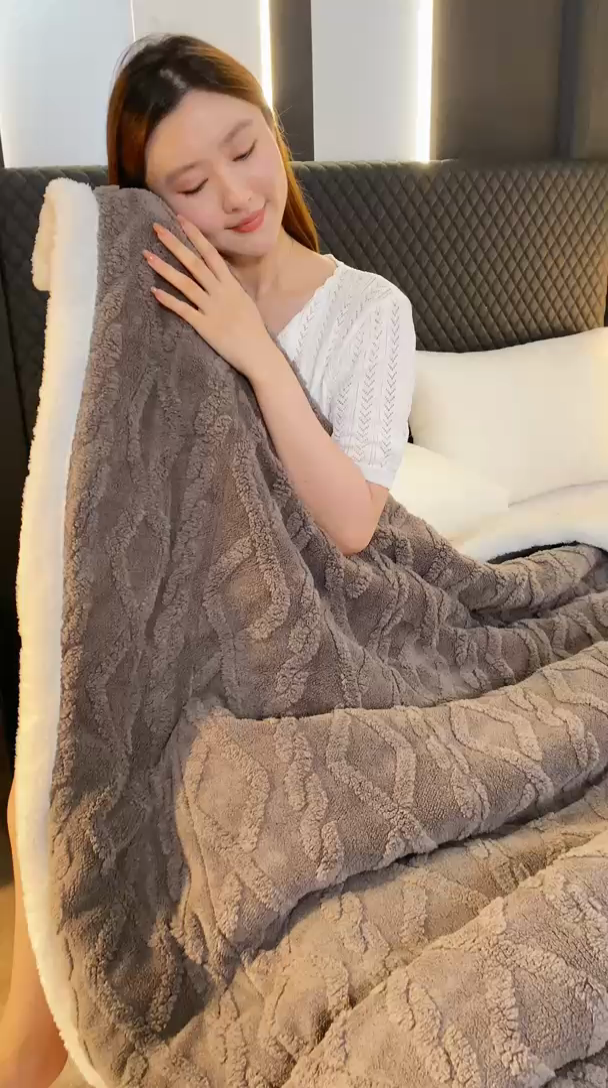 91家纺网 家纺一手货源 找家纺 澳梵家居 2024新款三层夹棉加厚塔肤绒毛毯-场景二 深灰-白