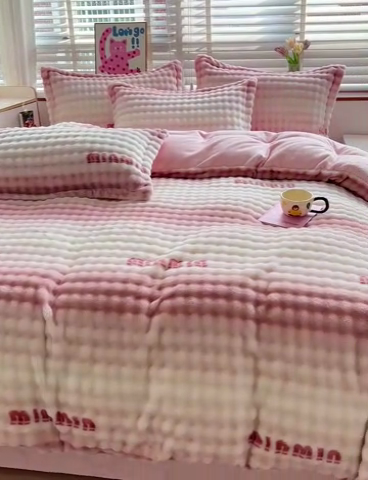 91家纺网 家纺一手货源 找家纺 宜家坊 2024新款牛奶绒泡泡印花四件套系列二 粉色空间