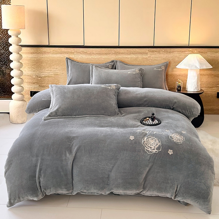 91家纺网 家纺一手货源 找家纺 梦舒羽 2025新款200克刺绣牛奶绒四件套珊瑚绒雪花绒床单款套件 玫瑰花园-灰