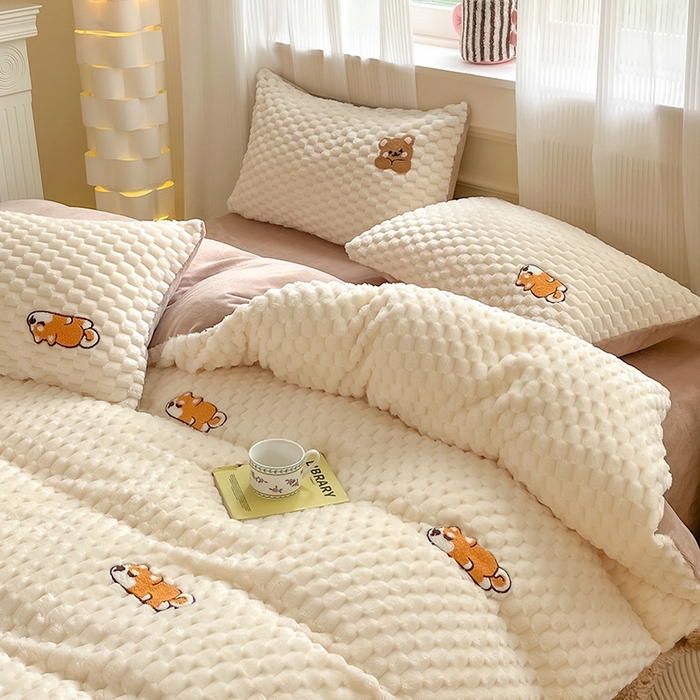 91家纺网 家纺一手货源 找家纺 澳梵家居 2024新款小清新豆豆绒牛奶绒毛巾绣四件套 懒懒阿柴-卡其