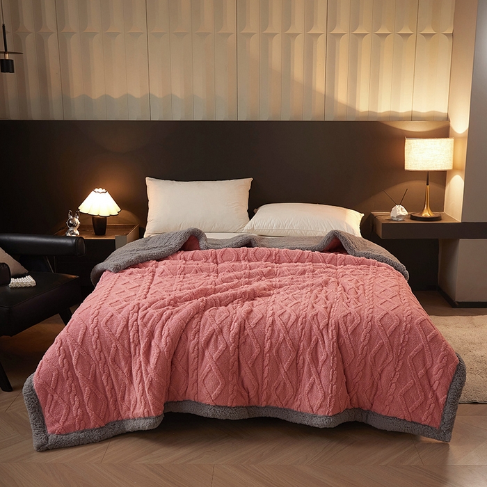 91家纺网 家纺一手货源 找家纺 澳梵家居 2024新款三层夹棉加厚塔肤绒毛毯-场景二 苏梅-灰