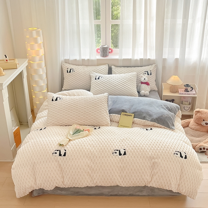 91家纺网 家纺一手货源 找家纺 澳梵家居 2024新款小清新豆豆绒牛奶绒毛巾绣四件套 小熊猫-灰