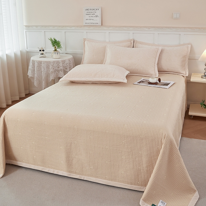 91家纺网 家纺一手货源 找家纺 莎果 2024新款天丝绒刺绣款床盖三件套 樱桃-米白