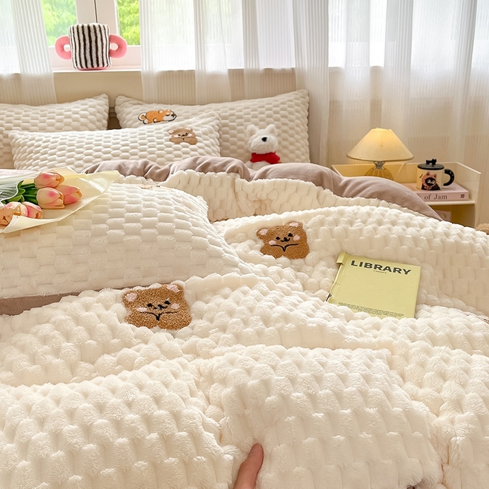 91家纺网 家纺一手货源 找家纺 澳梵家居 2024新款小清新豆豆绒牛奶绒毛巾绣四件套 趴趴熊-卡其