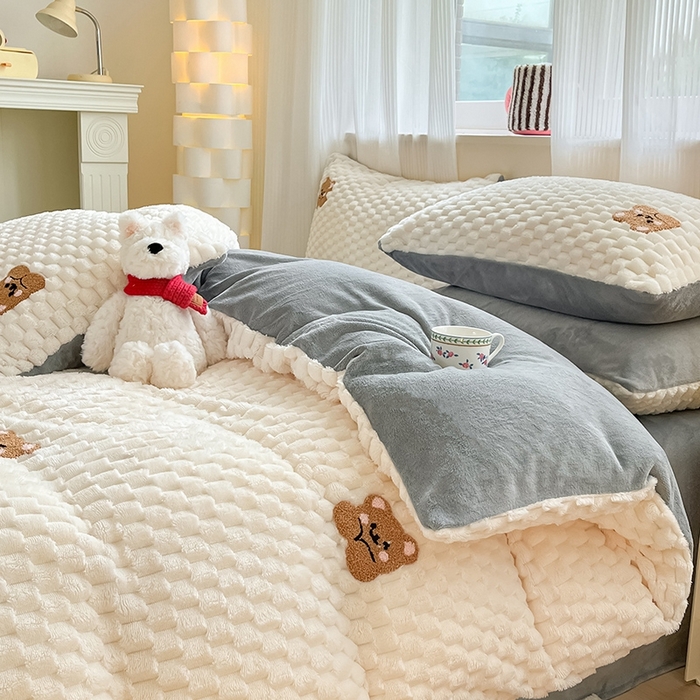 91家纺网 家纺一手货源 找家纺 澳梵家居 2024新款小清新豆豆绒牛奶绒毛巾绣四件套 趴趴熊-灰