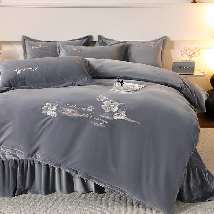 91家纺网 家纺一手货源 找家纺 2024新款母婴级花边床单款婴儿绒刺绣四件套 长相思-高级灰