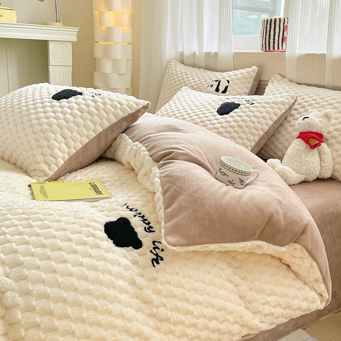 91家纺网 家纺一手货源 找家纺 澳梵家居 2024新款小清新豆豆绒牛奶绒毛巾绣四件套 熊头-卡其