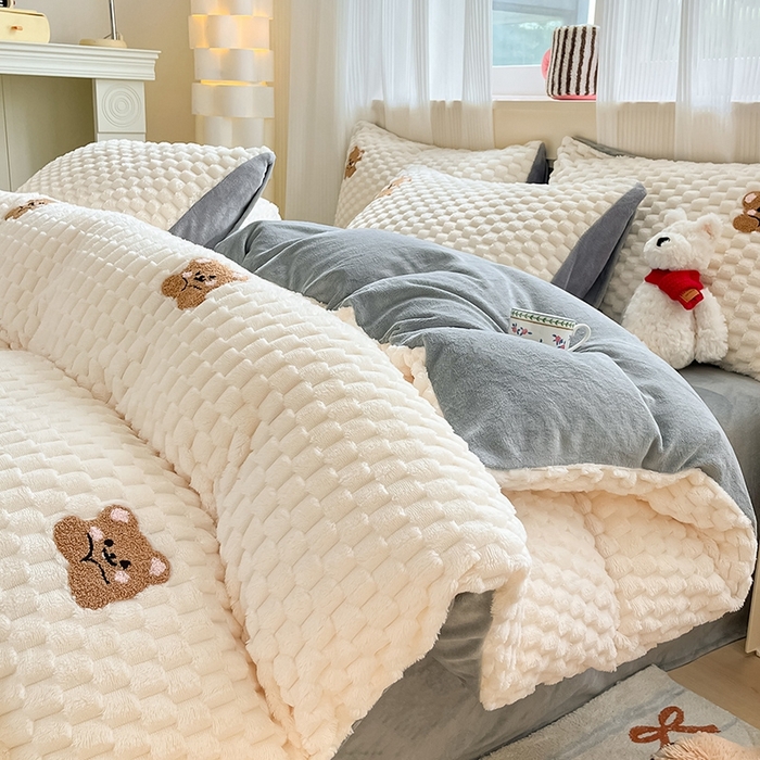 91家纺网 家纺一手货源 找家纺 澳梵家居 2024新款小清新豆豆绒牛奶绒毛巾绣四件套 趴趴熊-灰